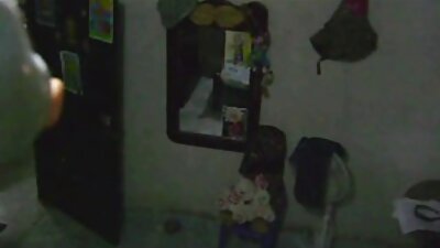 รอยสักสีน้ำตาลกำลังได้รับโต้งในขณะที่แฟนของเธอกำลังดูอยู่